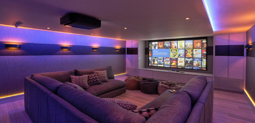 Zaprojektujemy mini salę kinową z miejscem na duży ekran, sprzęt nagłaśniający i wygodne kanapy