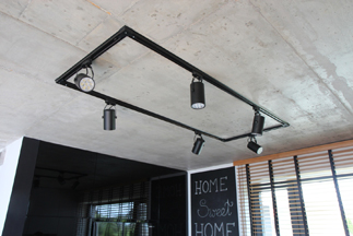 Odsłonięty strop betonowy – efektowna ozdoba wnętrza nowoczesnego domu