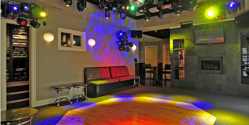 Zaprojektujemy specjalne pomieszczenie na salę taneczną z miejscem na sprzęt grający, oświetlenie, bar